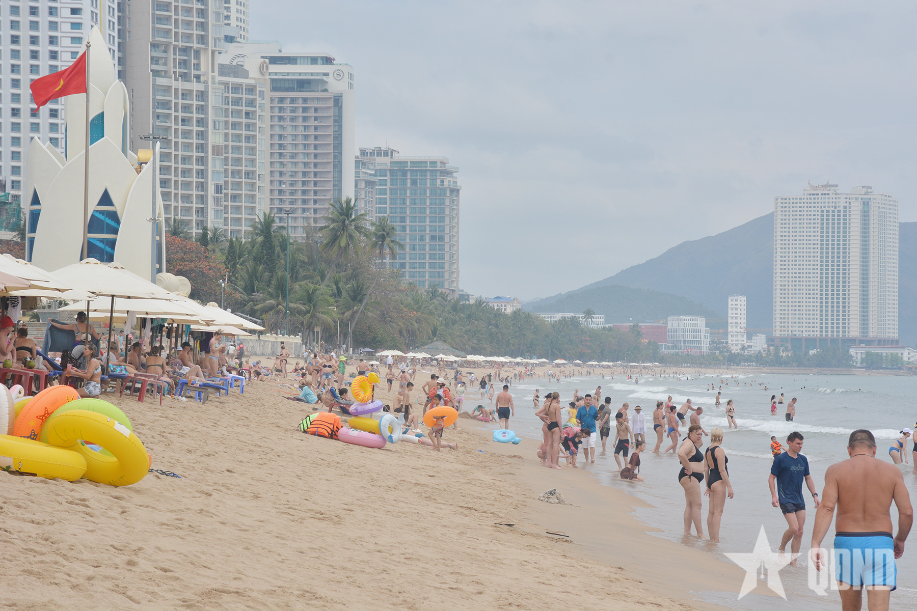 Bờ biển Nha Trang nhộn nhịp du khách ngày cuối năm